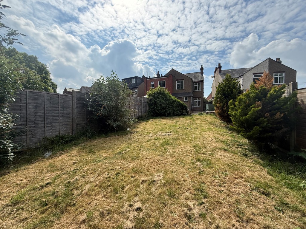 Lot: 143 - TWO-BEDROOM SEMI-DETACHED HOUSE WITH DRIVEWAY - 3rd view of garden showing back of property